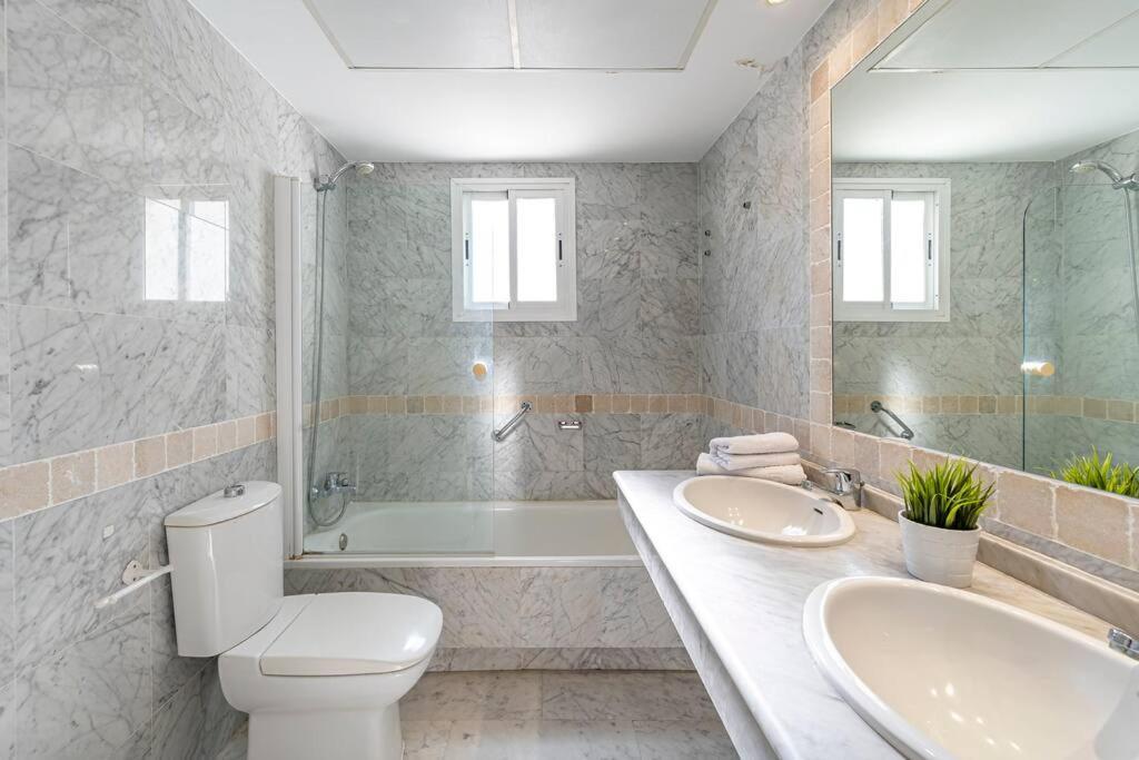 Vakantiehuis Townhouse W/ Swimming Pool And Underground Parking