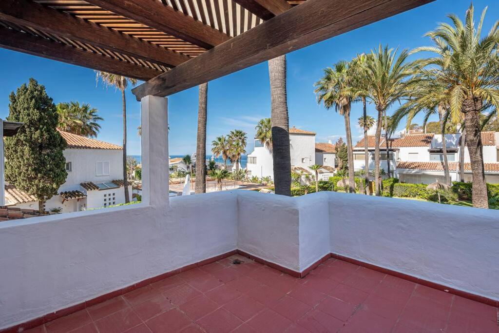 Vakantiehuis Townhouse W/ Swimming Pool And Underground Parking